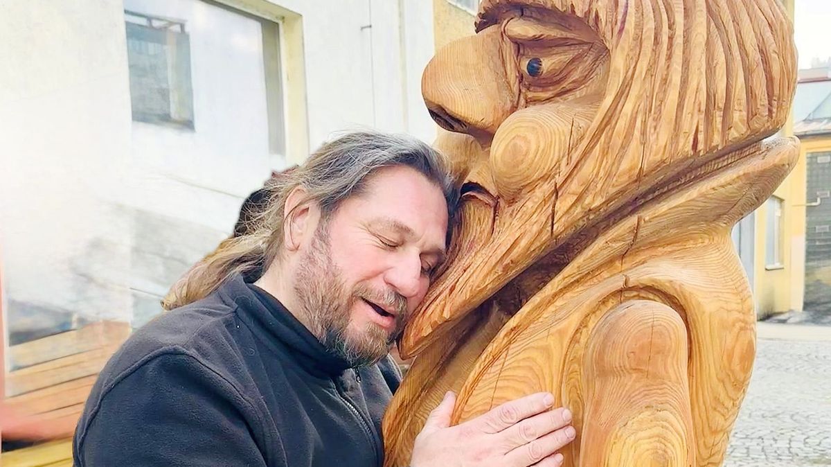 Centrum Blanska nově zdobí sochy řezbářů připomínající pověsti Moravského krasu